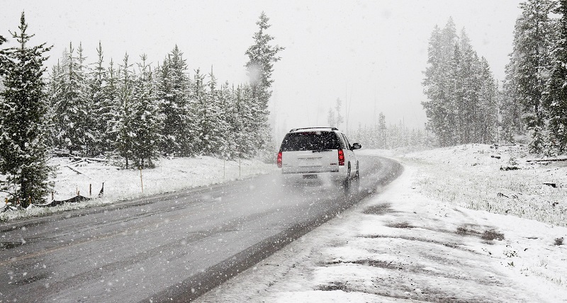 雪道を走る車