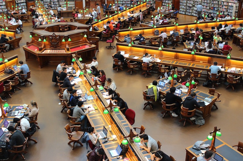 沢山の学生が勉強している図書館