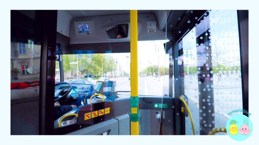 ベルリン市内を走るバスの車内